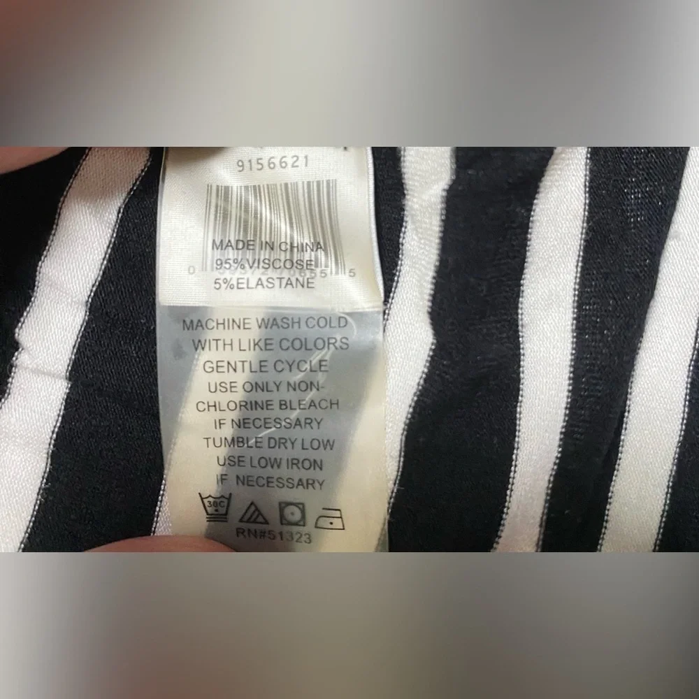 Vince Camuto Black &‎ White Striped Shirt Size Medium